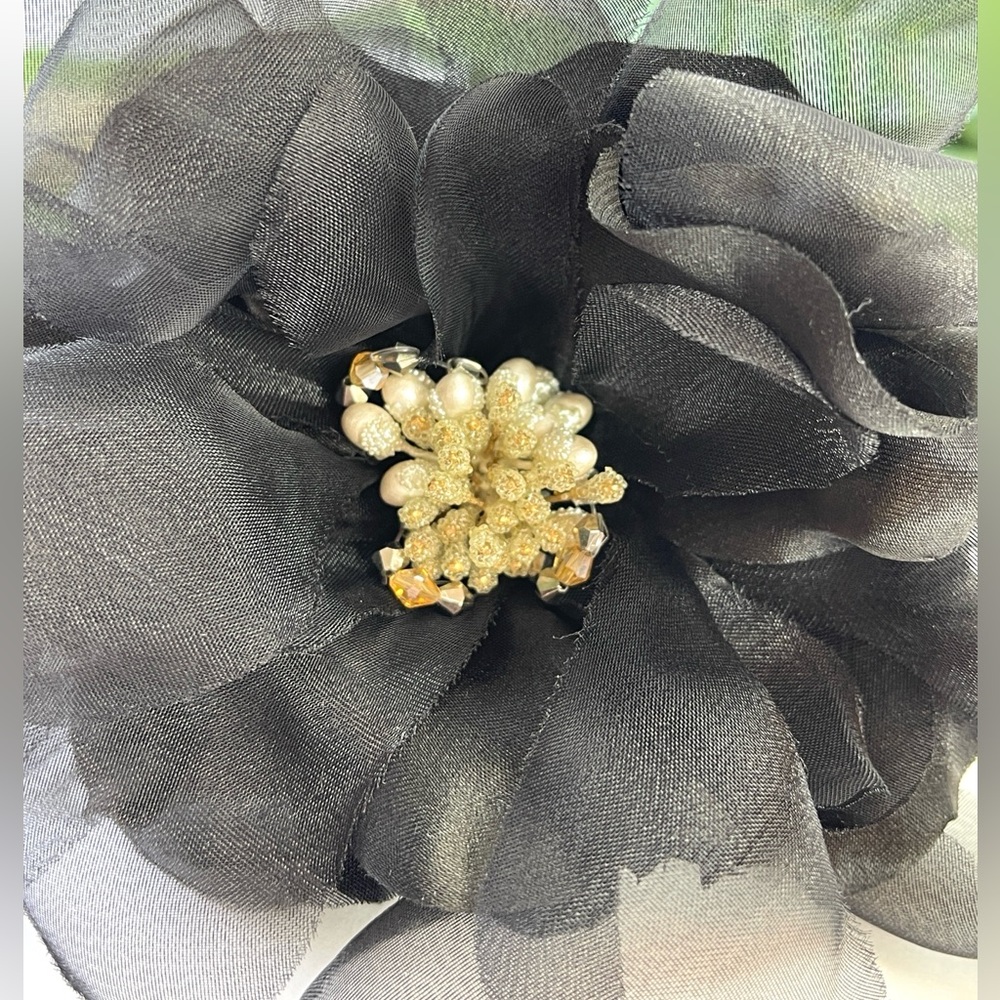 WHBM BLACK PATENT LEATHER FLOWER SKINNY BELT - Picture 5 of 8